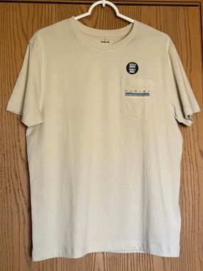 Men's Short Sleeve Hurley T-Shirt W/ Pocket Graphic Design On Back Sz Lg Beige